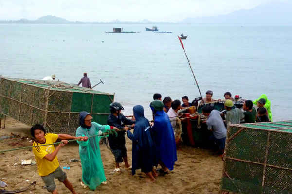 Ninh Thuận: Kêu gọi tàu thuyền khẩn trương về cảng neo đậu, sẵn sàng phương án di dời dân ở những nơi xung yếu