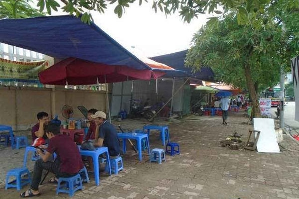 Cổng bệnh viện nhiệt đới Trung ương cơ sở II: Ngang nhiên bị chiếm dụng