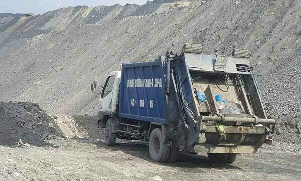 Quảng Ninh: Bắt quả tang 2 xe ô tô đổ rác thải vào khai trường than
