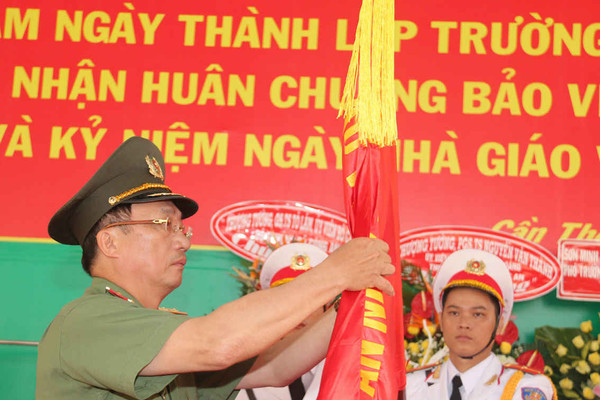 Trường Trung cấp Cảnh sát nhân dân III đón nhận Huân chương Bảo vệ Tổ quốc hạng Ba