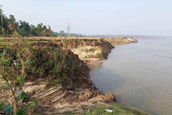 Nghệ An: Dân lo "ngay ngáy" vì sông lấn... làng