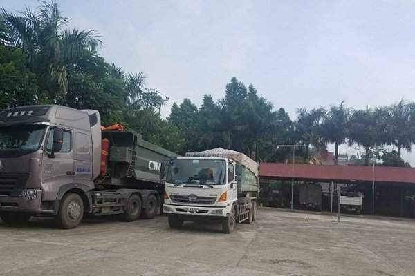 Bắc Kạn: Người dân 'mật phục' bắt tại trận xe tải đổ trộm chất thải ở huyện Chợ Mới