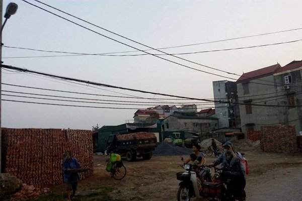 Gia Lâm - Hà Nội: Tràn lan bãi tập kết vật liệu trái phép tại thị trấn Trâu Quỳ