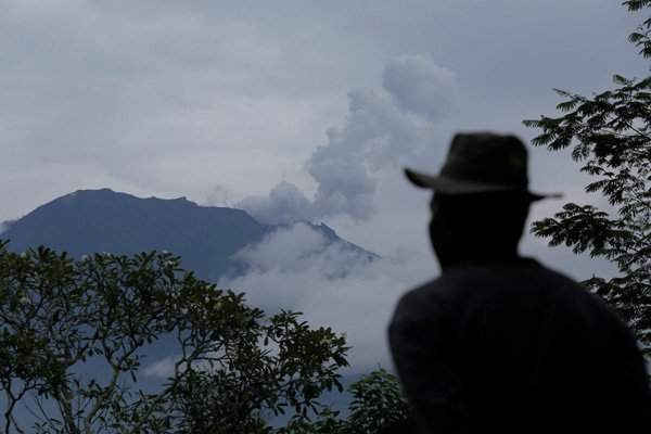 Núi lửa Bali ở Indonesia phun trào, Singapore khuyến cáo du khách tạm dừng các chuyến bay