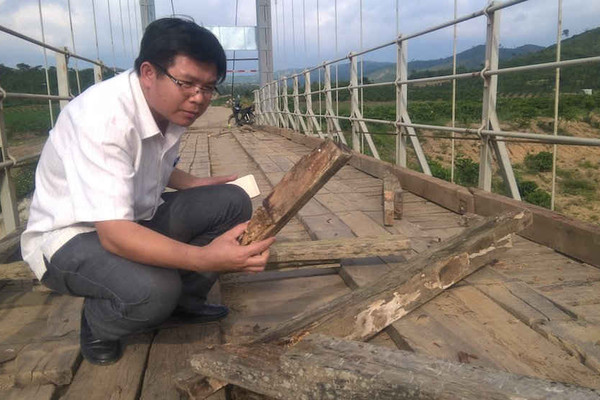 Đắk Lắk: Sạt lở cầu treo cầu treo Buôn Khóa gần 8000 người dân bị cô lập