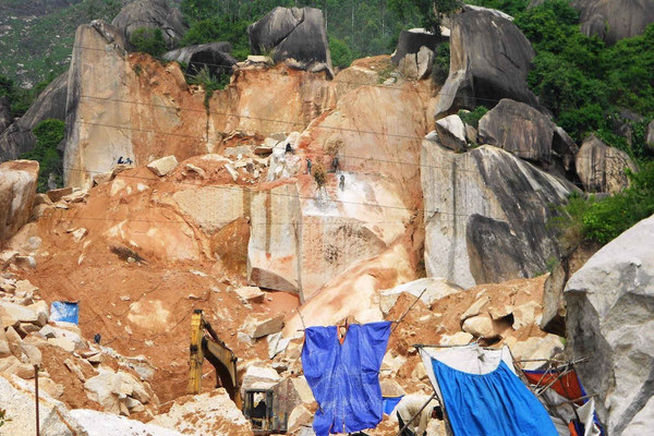 Khai thác đá trên núi Hòn Chà, TP Quy Nhơn: Kiên quyết thu hồi chủ trương, "mạnh tay" xử lý vi phạm