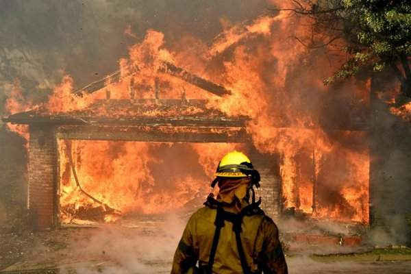 Cháy rừng ở California vượt tầm kiểm soát, hàng trăm ngôi nhà bị phá hủy