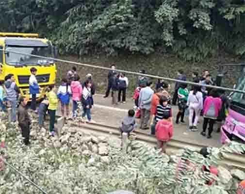 Hòa Bình: Tai nạn xe khách, 30 người thoát chết trong gang tấc