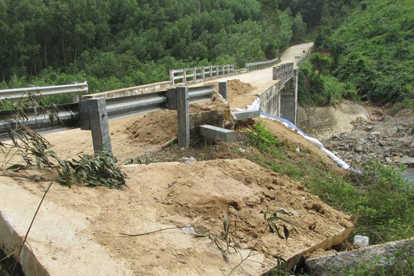 Bình Định: Cầu Kà Te bị sập đuôi mố cầu, xói lở