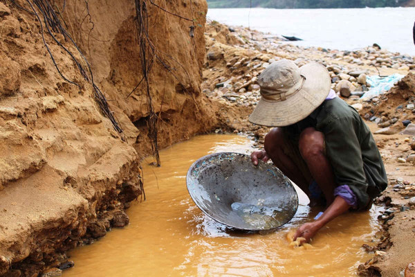 Quảng Nam: Đổ xô "mót" vàng sa khoáng gây sạt lở sông