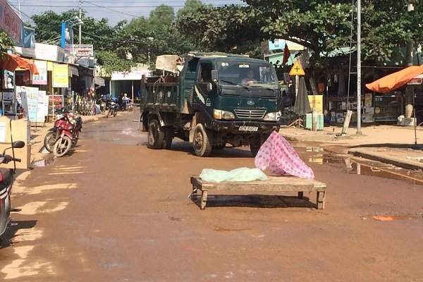 Quảng Nam: Dân đem giường ra chặn giữa đường vì xe tải chở cát gây ô nhiễm