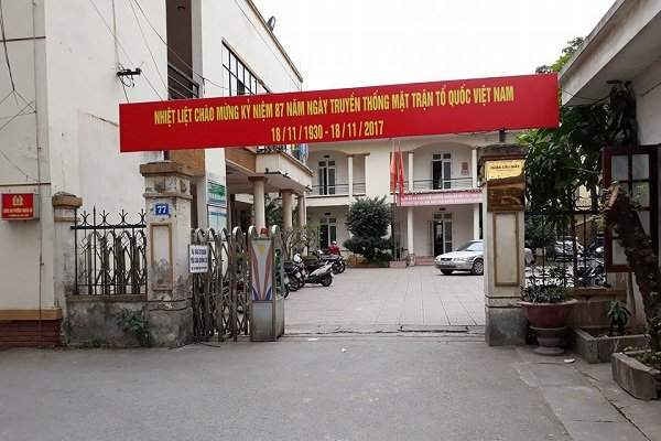 Cầu Giấy - Hà Nội: Một gia đình 'kêu cứu' vì bị hàng xóm xây nhà bịt mất một phần cửa sau