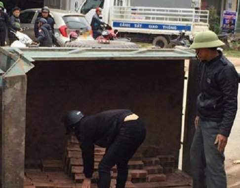 Bắc Giang: Bị xe chở gạch đè, bà tử nạn, cháu thương nặng
