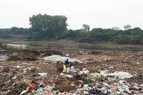 Huyện Hoài Đức phản hồi vụ bãi rác giữa lòng sông