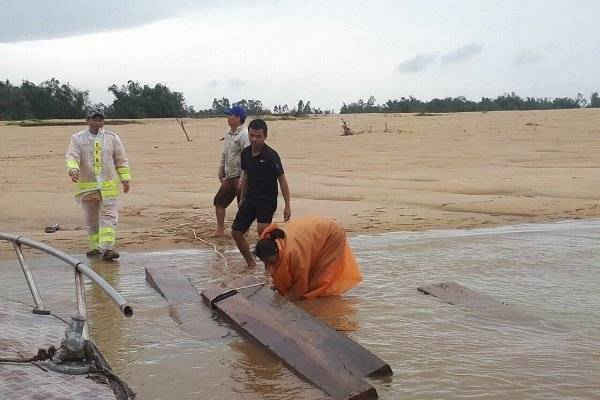 Quảng Nam: Trục vớt hàng chục vách gỗ lậu dưới lòng sông