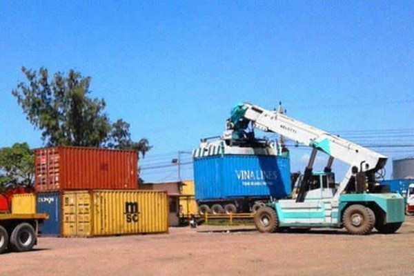 Bình Định:  Phát hiện container chứa hàng tấn xương động vật thối
