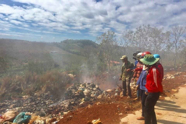 Đắk Nông: Người dân khốn khổ vì bãi rác “đốt lộ thiên” nằm sát khu di tích quốc gia