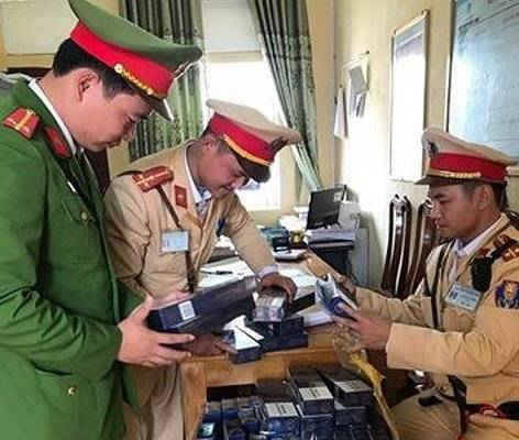 Hà Tĩnh: Bắt 2 xe chở 2.000 bao thuốc lá lậu