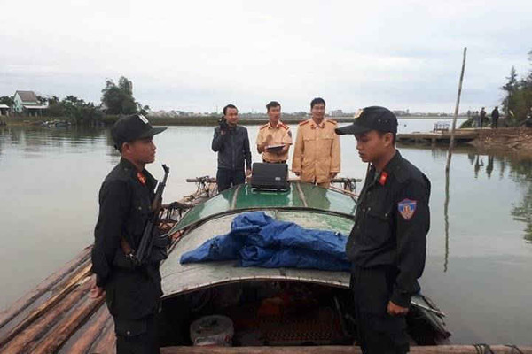 Quảng Nam: Cảnh sát đường thủy nổ súng khống chế gỗ lậu trong đêm
