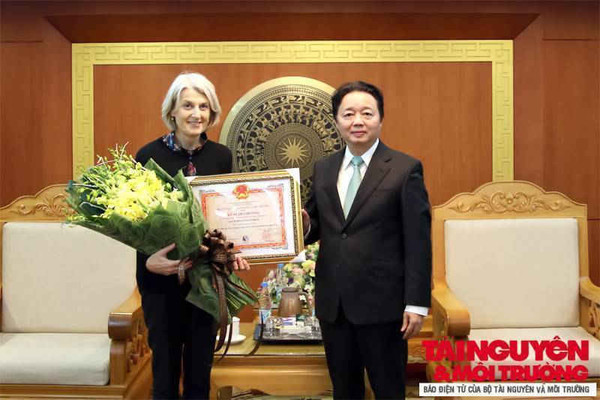 Bộ trưởng Trần Hồng Hà trao Kỷ niệm chương Vì sự nghiệp TN&MT cho Đại sứ Đan Mạch tại Việt Nam