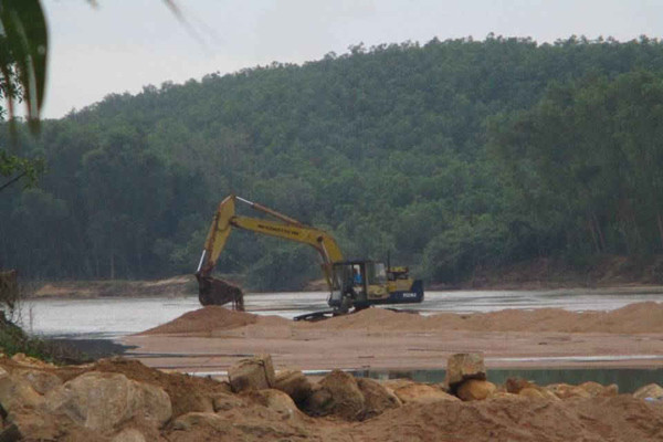 Bình Định: Hoạt động khai thác cát làm sạt lở bờ sông và đất sản xuất của dân