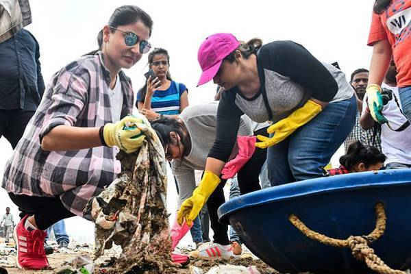Người dân địa phương xử lý rác thải nhựa trên bãi biển Mumbai