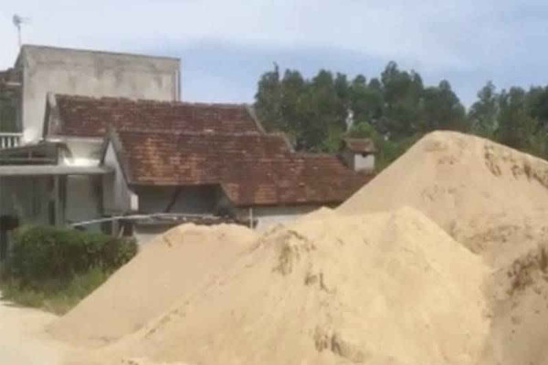 Quảng Ngãi: Kỷ luật cách chức Bí thư và Chủ tịch cho khai thác cát trái phép