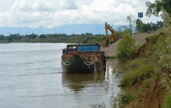 Quảng Ngãi: Tăng cường quản lý hoạt động khai thác cát, sỏi lòng sông mùa mưa lũ
