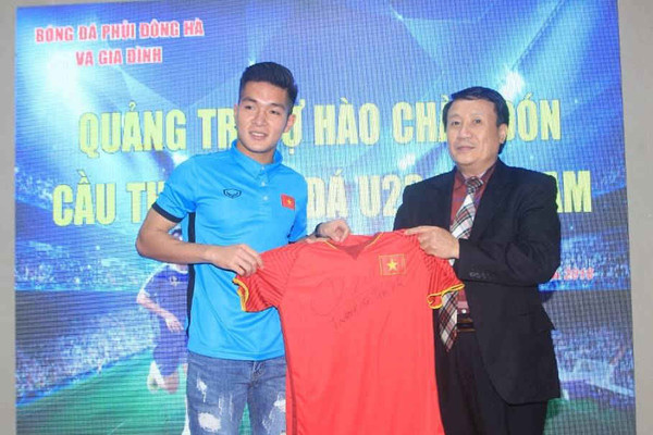 Chào đón cầu thủ U23 Việt Nam Trương Văn Thái Quý trở về Quảng Trị
