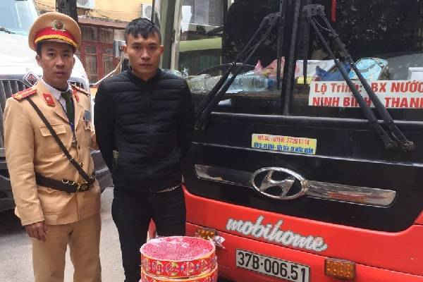 Bắc Giang: Bắt vụ vận chuyển 9 kg pháo nổ và 25 kg pháo hoa trên xe khách
