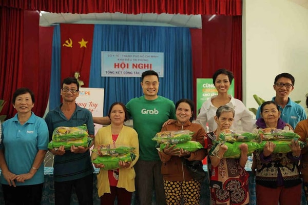 Trao tặng hàng ngàn phần quà Tết đến những người có hoàn cảnh khó khăn