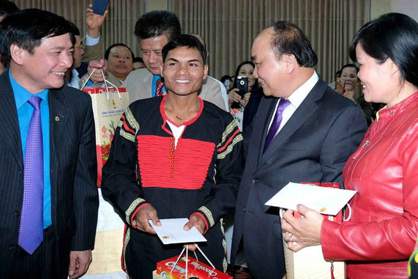 Thủ tướng chúc Tết, tặng quà cho đồng bào các dân tộc thiểu số và công nhân lao động tỉnh Đắk Lắk