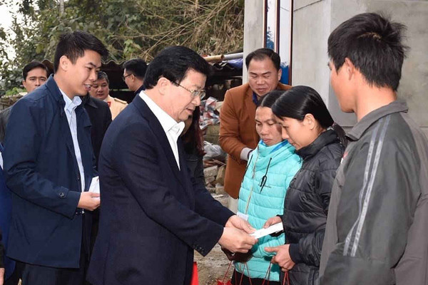 Phó Thủ tướng Trịnh Đình Dũng thăm người dân vùng bị sạt lở đất huyện Tân Lạc, Hòa Bình