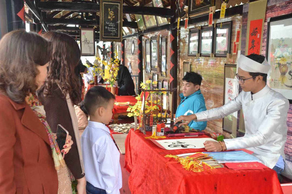 Hàng nghìn du khách đổ xô đi chơi Tết trong Hoàng cung Huế