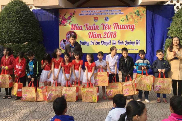Đoàn viên thanh niên  Sở TN&MT Quảng Trị trao quà đầu năm cho trẻ em khuyết tật ​​​​​​​