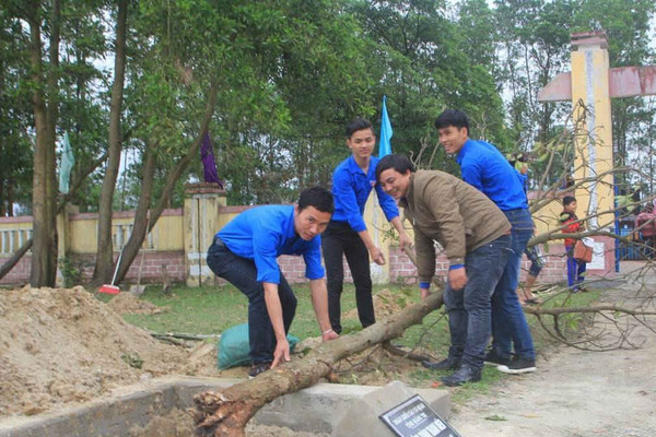 Đoàn viên thanh niên Quảng Trị hưởng ứng Tết trồng cây, tặng quà các gia đình chính sách