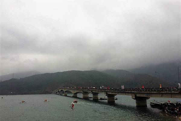 Sôi động Lễ hội đua thuyền trên lòng hồ sông Đà