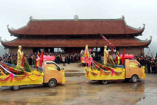 Bắc Giang: Rước tượng Trúc Lâm Tam Tổ lên chùa Hạ Tây Yên Tử