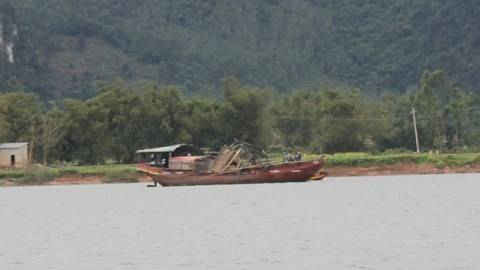 Quảng Bình: "Cát tặc" tung hoành trên sông Gianh, dân mất kế sinh nhai