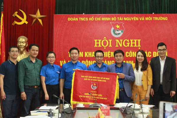 Đoàn TNCS Hồ Chí Minh Bộ TN&MT nhận cờ thi đua xuất sắc