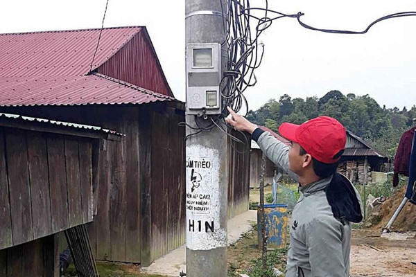 Quảng Nam: Người dân vùng biên giới Tây Giang vẫn mỏi mòn chờ điện sinh hoạt