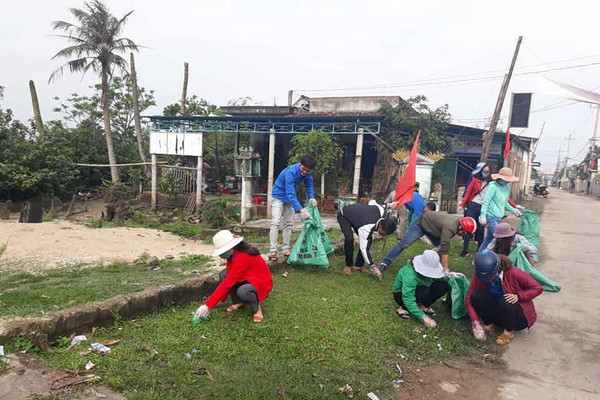 Quảng Trị: Hơn 1.000 đoàn viên thanh niên ra quân thu dọn rác thải, trồng cây xanh