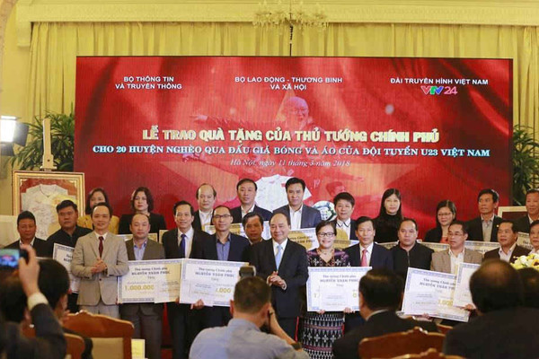 Thủ tướng trao 20 tỷ đồng đấu giá bóng và áo của U23 Việt Nam từ Tập đoàn FLC cho 20 huyện nghèo