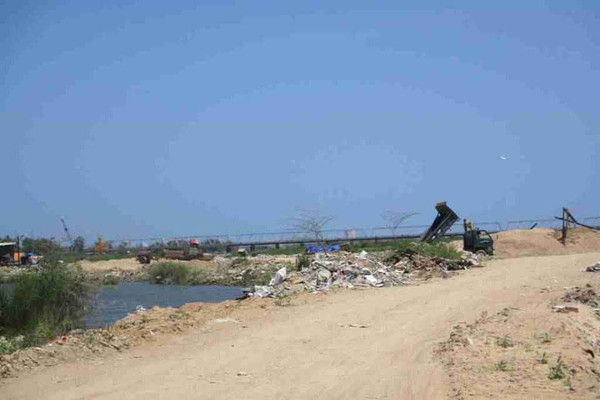 Phú Yên: Lợi dụng hoạt động khai thác cát, đổ xà bần xuống sông Đà Rằng