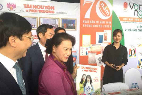 Chủ tịch Quốc hội Nguyễn Thị Kim Ngân thăm các gian trưng bày tại Hội báo toàn quốc