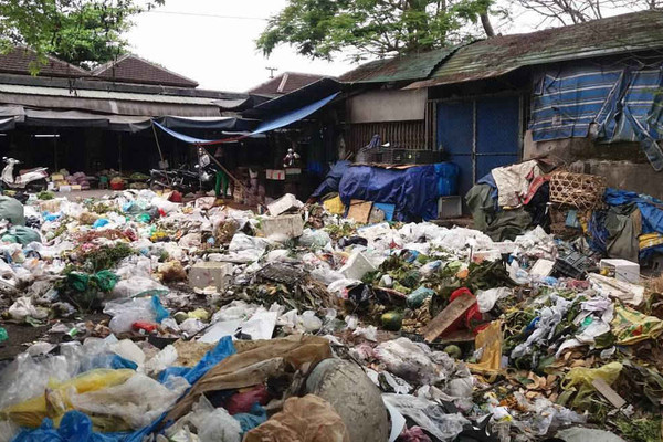 TP. Huế: Dân khốn khổ vì bãi tập kết rác ô nhiễm sau chợ Đông Ba