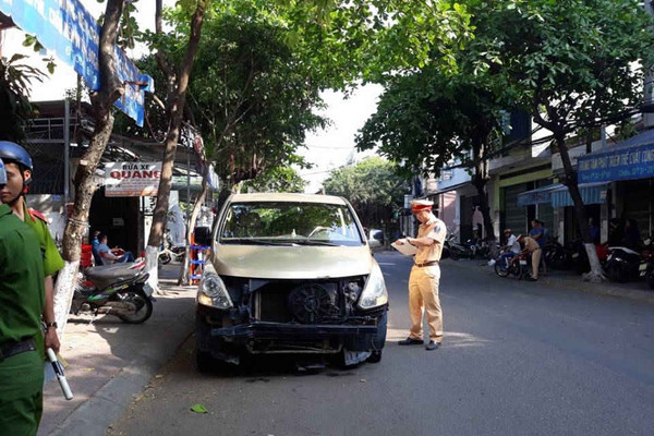 Bình Định: Ô tô 7 chỗ tông vào nhà dân rồi tẩu thoát