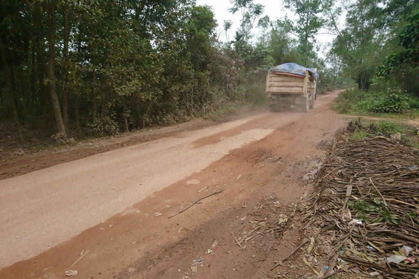 Thừa Thiên Huế: Xe tải cày nát Tỉnh lộ 16 gây ô nhiễm, hư hỏng đường sá