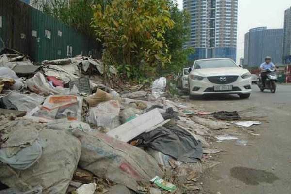 Cầu Giấy - Hà Nội: Đường phố “ngập chìm” trong rác thải