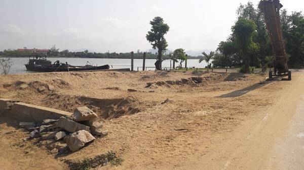 Quảng Ninh - Quảng Bình: Bờ kè “biến” thành bãi tập kết cát trái phép